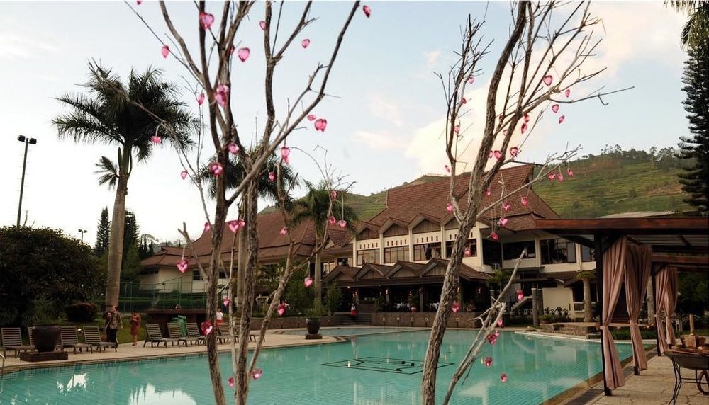 Puteri Gunung Hotel Lembang Eksteriør bilde