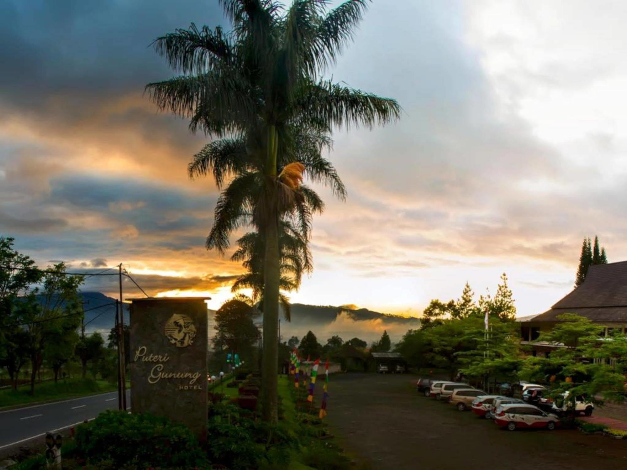 Puteri Gunung Hotel Lembang Eksteriør bilde